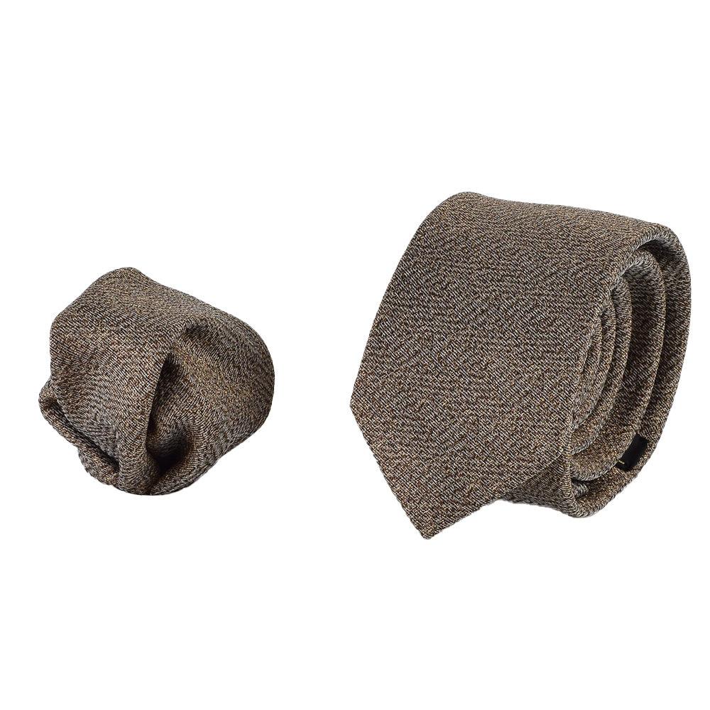 Elegante Krawatte mit Einstecktuch in braun